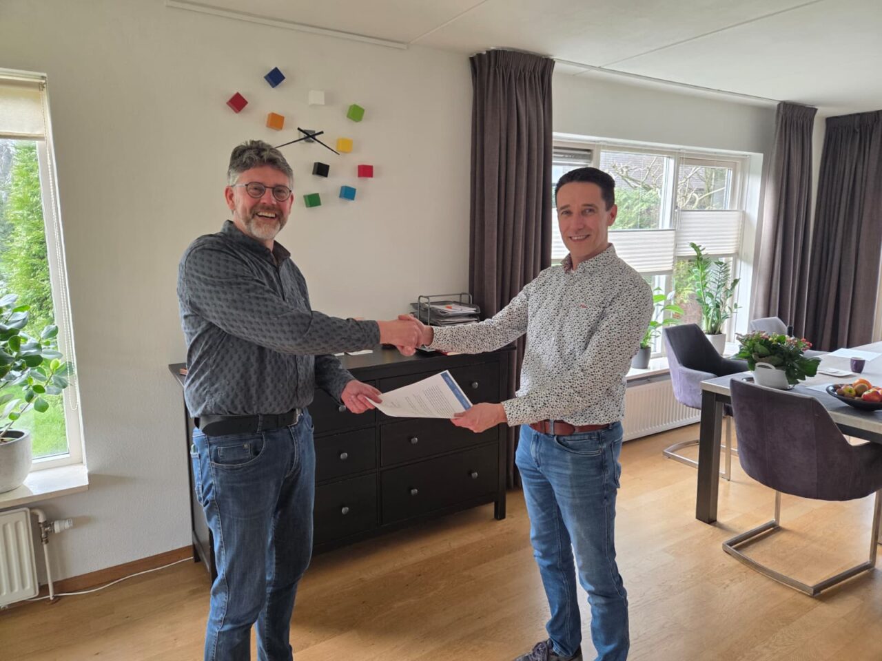 Kerkenraad overhandigt beroepsbrief aan ds. Kees Benard